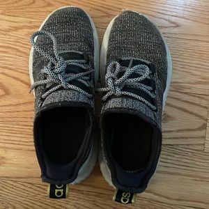 Boy’s Adidas sz 4 sneakers 👟